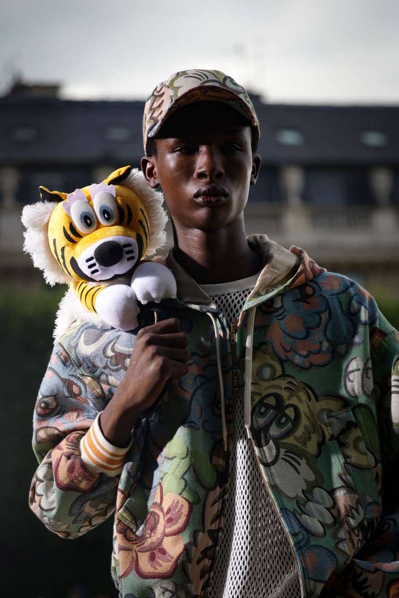 بالصور- عمال بناء ومهرجون باليوم الثاني من أسبوع الموضة الرجالية في باريس